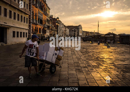 Venices invisibili forza lavoro lavoro lontano prima di qualsiasi villeggiante gira fino a vedere. Questi ragazzi utilizzano poca sacco di autocarri per consegnare il cibo e bevande Foto Stock