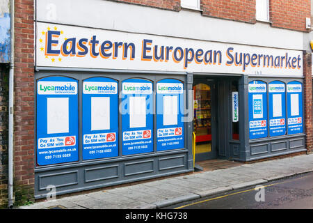 La parte anteriore di un Europeo Orientale supermercato in King's Lynn coperto con la pubblicità per Lycamobile paga come andate SIM Foto Stock
