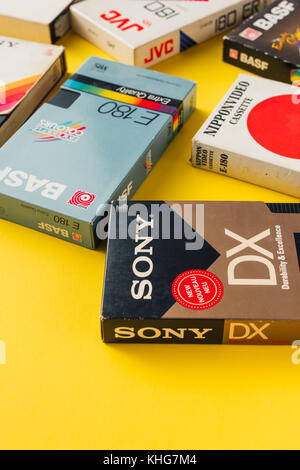 Novi Sad Serbia - 6 novembre 2017: diversi modelli di videocassette VHS. video home system, di livello consumer video analogico la registrazione su cassette standard, Foto Stock