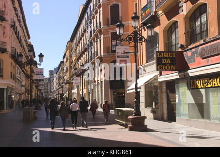 Calle de Alfonso i via dello shopping nel centro storico di Saragozza, Spagna Foto Stock