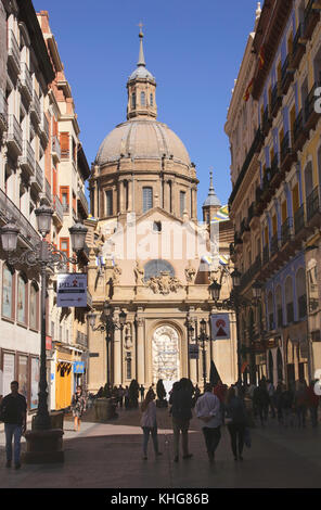 Calle de Alfonso i via dello shopping nel centro storico di Saragozza, Spagna Foto Stock