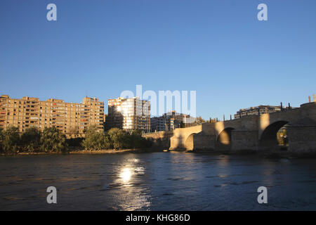 Puente de Piedra ponte di pietra sul fiume Ebro Zaragoza Spagna Foto Stock