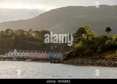 Portree, la principale città e porto di pesca sull'isola di Sky. Foto Stock