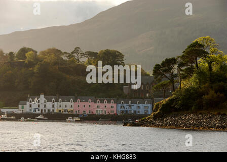 Portree, la principale città e porto di pesca sull'isola di Sky. Foto Stock