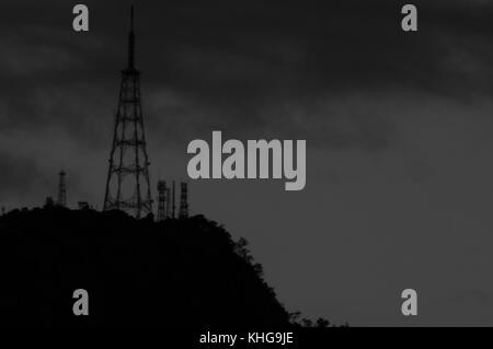 Un altro mondo scena gotica all'alba con le torri di telecomunicazione sulla sommità del monte stuart, Townsville, Queensland, Australia Foto Stock