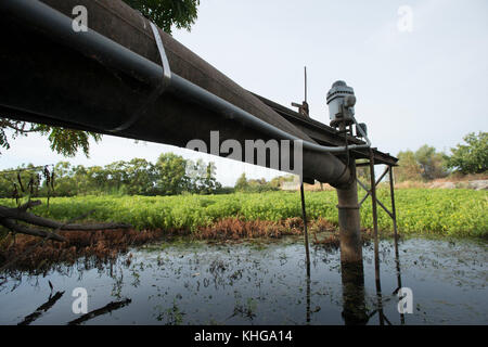 Questa pompa per acqua di superficie a Gilsizer Slough non può essere utilizzata quest'anno a causa delle condizioni critiche di siccità a Yuba City, CA, Venerdì, 28 agosto 2015. La pompa normalmente aspirava acqua dalla tosse per l'irrigazione agricola, ma sempre meno acqua è stata prelevata negli ultimi quattro anni. Ora, non si può aspirare acqua. Un pozzo (vicino) è stato perforato per disegnare acqua macinata dalla falda acquifera sottostante. Il flusso d'acqua viene erogato a questo e ad altri campi tramite tubi sotterranei, valvole di controllo e canali superficiali. Altri campi che utilizzano il Gilsizer Slough sono stati aiutati dal Dipartimento degli Stati Uniti DI A. Foto Stock