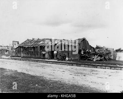Una fotografia di una residenza non identificata a Ipswich, scattata intorno al 1894. L'immagine fornisce informazioni sullo stile architettonico e il design residenziale della fine del XIX secolo in Inghilterra. Foto Stock
