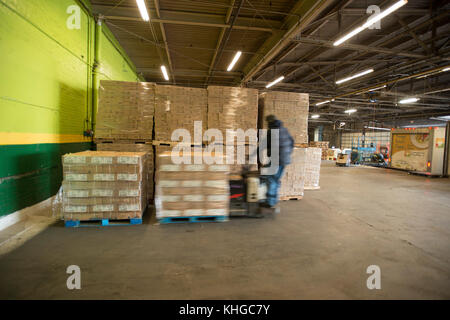 Comunità FoodBank del New Jersey operazioni di spedizione e ricezione, il 20 gennaio 2016, a Hillside, New Jersey. U.S. Department of Agriculture (USDA) Food and Nutrition Service (FNS) ha collaborato con la Community FoodBank del New Jersey, il New Jersey Department of Agriculture, e Emergency Support Function n. 11 partner per rispondere ai bisogni nutrizionali di disastri di quelli più colpiti dall'uragano Sandy. FoodBank ha imballato e consegnato i prodotti alimentari USDA come parte di un programma di distribuzione delle famiglie in caso di disastri alle comunità bisognose in tutto il New Jersey. La FoodBank ha utilizzato i processi IT Foto Stock