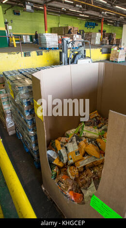 Comunità FoodBank del New Jersey operazioni di spedizione e ricezione, il 20 gennaio 2016, a Hillside, New Jersey. U.S. Department of Agriculture (USDA) Food and Nutrition Service (FNS) ha collaborato con la Community FoodBank del New Jersey, il New Jersey Department of Agriculture, e Emergency Support Function n. 11 partner per rispondere ai bisogni nutrizionali di disastri di quelli più colpiti dall'uragano Sandy. FoodBank ha imballato e consegnato i prodotti alimentari USDA come parte di un programma di distribuzione delle famiglie in caso di disastri alle comunità bisognose in tutto il New Jersey. La FoodBank ha utilizzato i processi IT Foto Stock