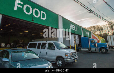 Comunità FoodBank del New Jersey operazioni di spedizione e ricezione, il 20 gennaio 2016, a Hillside, New Jersey. U.S. Department of Agriculture (USDA) Food and Nutrition Service (FNS) ha collaborato con la Community FoodBank del New Jersey, il New Jersey Department of Agriculture, e Emergency Support Function n. 11 partner per rispondere ai bisogni nutrizionali di disastri di quelli più colpiti dall'uragano Sandy. FoodBank ha imballato e consegnato i prodotti alimentari USDA come parte di un programma di distribuzione delle famiglie in caso di disastri alle comunità bisognose in tutto il New Jersey. La FoodBank ha utilizzato i processi IT Foto Stock