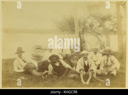 2 255484 partito pesca rilassante, eventualmente sulle rive del fiume Noosa, 1903 Foto Stock