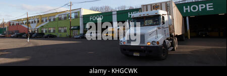 Comunità FoodBank del New Jersey operazioni di spedizione e ricezione, il 20 gennaio 2016, a Hillside, New Jersey. U.S. Department of Agriculture (USDA) Food and Nutrition Service (FNS) ha collaborato con la Community FoodBank del New Jersey, il New Jersey Department of Agriculture, e Emergency Support Function n. 11 partner per rispondere ai bisogni nutrizionali di disastri di quelli più colpiti dall'uragano Sandy. FoodBank ha imballato e consegnato i prodotti alimentari USDA come parte di un programma di distribuzione delle famiglie in caso di disastri alle comunità bisognose in tutto il New Jersey. La FoodBank ha utilizzato i processi IT Foto Stock