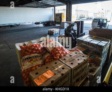 Comunità FoodBank del New Jersey operazioni di spedizione e ricezione, il 20 gennaio 2016, a Hillside, New Jersey. U.S. Department of Agriculture (USDA) Food and Nutrition Service (FNS) ha collaborato con la Community FoodBank del New Jersey, il New Jersey Department of Agriculture, e Emergency Support Function n. 11 partner per rispondere ai bisogni nutrizionali di disastri di quelli più colpiti dall'uragano Sandy. FoodBank ha imballato e consegnato i prodotti alimentari USDA come parte di un programma di distribuzione delle famiglie in caso di disastri alle comunità bisognose in tutto il New Jersey. La FoodBank ha utilizzato i processi IT Foto Stock