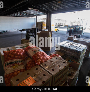 Comunità FoodBank del New Jersey operazioni di spedizione e ricezione, il 20 gennaio 2016, a Hillside, New Jersey. U.S. Department of Agriculture (USDA) Food and Nutrition Service (FNS) ha collaborato con la Community FoodBank del New Jersey, il New Jersey Department of Agriculture, e Emergency Support Function n. 11 partner per rispondere ai bisogni nutrizionali di disastri di quelli più colpiti dall'uragano Sandy. FoodBank ha imballato e consegnato i prodotti alimentari USDA come parte di un programma di distribuzione delle famiglie in caso di disastri alle comunità bisognose in tutto il New Jersey. La FoodBank ha utilizzato i processi IT Foto Stock