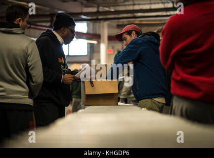 61 studenti provenienti da Lawrenceville School, Lawrenceville, NJ, pack U.S. Del Dipartimento dell'agricoltura (USDA) Alimenti e Nutrizione Servizio (FNS) merce supplementare Programma Alimentare (PESC) scatole come parte della Comunità FoodBank del New Jersey operazioni su gennaio 20, 2016 in collina, New Jersey. Foto Stock