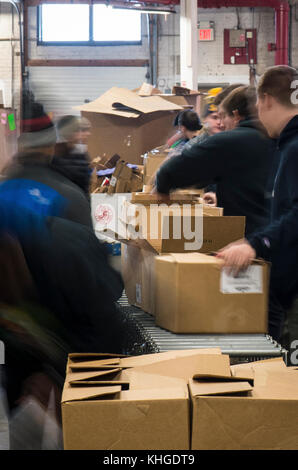 61 studenti provenienti da Lawrenceville School, Lawrenceville, NJ, pack U.S. Del Dipartimento dell'agricoltura (USDA) Alimenti e Nutrizione Servizio (FNS) merce supplementare Programma Alimentare (PESC) scatole come parte della Comunità FoodBank del New Jersey operazioni su gennaio 20, 2016 in collina, New Jersey. Foto Stock