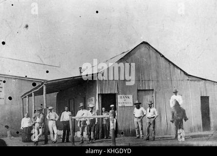 1 86364 gruppo di uomini riuniti al di fuori della banca di New South Wales, Croydon, 1889 Foto Stock