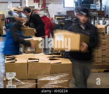 61 studenti provenienti da Lawrenceville School, Lawrenceville, NJ, pack U.S. Del Dipartimento dell'agricoltura (USDA) Alimenti e Nutrizione Servizio (FNS) merce supplementare Programma Alimentare (PESC) scatole come parte della Comunità FoodBank del New Jersey operazioni su gennaio 20, 2016 in collina, New Jersey. Foto Stock