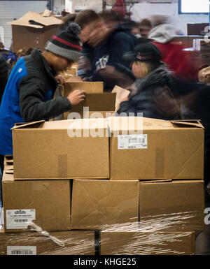 61 studenti provenienti da Lawrenceville School, Lawrenceville, NJ, pack U.S. Del Dipartimento dell'agricoltura (USDA) Alimenti e Nutrizione Servizio (FNS) merce supplementare Programma Alimentare (PESC) scatole come parte della Comunità FoodBank del New Jersey operazioni su gennaio 20, 2016 in collina, New Jersey. Foto Stock