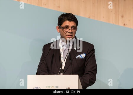 Bonn, Germania. Xvi Nov, 2017. Aiyaz Sayed-Khaiyum Fijiano, ministro dell'economia al lancio del percorso dell'oceano di cooperazione al COP23 Figi conferenza di Bonn, in Germania il 16 novembre 2017. COP23 è organizzato dalla convenzione quadro delle Nazioni Unite per i cambiamenti climatici. Credito: Dominika Zarzycka/Alamy Live News Foto Stock