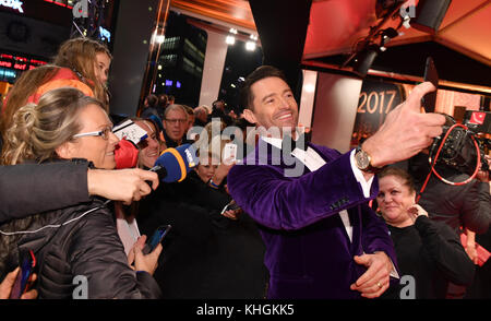 Berlino, Germania. 16 novembre 2017. L'attore Hugh Jackman arriva per la 69a cerimonia di premiazione Bambi a Berlino, Germania, 16 novembre 2017. Crediti: Jens Kalaene/dpa/Alamy Live News Foto Stock