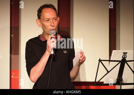 Birmingham, Regno Unito. Xv Nov, 2017. Steve Lamacq presenta 'andando sordi per vivere' al Glee Club, Birmingham. Credito: Ken Harrison/Alamy Live News Foto Stock