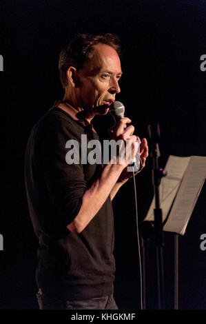 Birmingham, Regno Unito. Xv Nov, 2017. Steve Lamacq presenta 'andando sordi per vivere' al Glee Club, Birmingham. Credito: Ken Harrison/Alamy Live News Foto Stock