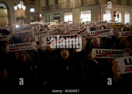 Barcellona, in Catalogna, Spagna 16 novembre, 2017 - a Barcellona i manifestanti Gridare slogan e mostrano striscioni chiedono libertà per i prigionieri politici. leader di movimenti indipendentisti in Catalogna sono in prision dal mese di ottobre 16. Credito: jordi boixareu/alamy live news Foto Stock