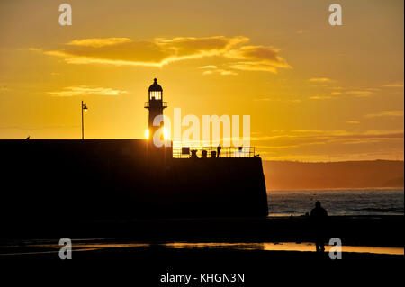 St Ives Cornwall, Regno Unito. 17 Nov 2017. Una bella alba sopra il faro del porto di St Ives in Cornovaglia questa mattina come il tempo soleggiato continua nel sud-ovest della Gran Bretagna Credit: Simon Dack/Alamy Live News Foto Stock