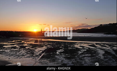 St Ives Cornwall, Regno Unito. 17 novembre 2017. Una splendida alba sul porto di St Ives in Cornovaglia questa mattina mentre il clima soleggiato continua nel sud-ovest della Gran Bretagna crediti: Simon Dack/Alamy Live News Foto Stock