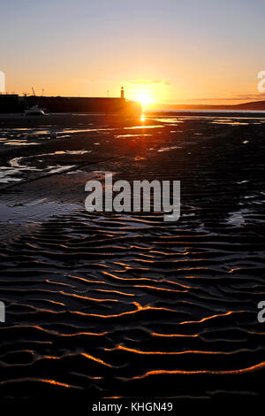 St Ives Cornwall, Regno Unito. 17 novembre 2017. Una splendida alba sul porto di St Ives in Cornovaglia questa mattina mentre il clima soleggiato continua nel sud-ovest della Gran Bretagna crediti: Simon Dack/Alamy Live News Foto Stock