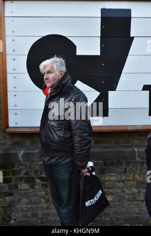 Camden Market, Londra, Regno Unito. 17th Nov 2017. Morrissey pop-up shop nel mercato di Camden per lanciare il suo nuovo album Low in High School. I tifosi sono in coda da ieri pomeriggio. Credit: Matthew Chattle/Alamy Live News Foto Stock