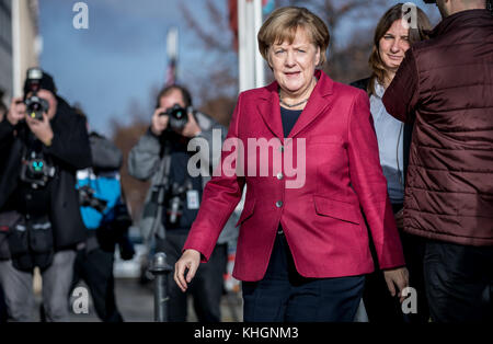 Berlino, Germania. 17 novembre 2017. La cancelliera tedesca Angela Merkel arriva alla sede della CDU per un ulteriore ciclo di colloqui esplorativi a Berlino, in Germania, il 17 novembre 2017. I rappresentanti della CDU, della CSU, del FDP e dei Verdi stanno negoziando la formazione di un gabinetto nell'ambito di una cosiddetta coalizione "Giamaica”. Crediti: Michael Kappeler/dpa/Alamy Live News Foto Stock