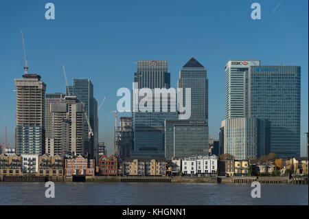 Canary Wharf, Londra, Regno Unito. 17 novembre 2017. Mattina invernale limpida e croccante nei docklands di Londra con grattacieli di Canary Wharf contro il cielo blu. Credit: Malcolm Park/Alamy Live News. Foto Stock