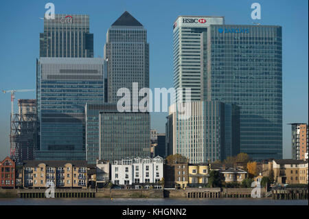 Canary Wharf, Londra, Regno Unito. 17 novembre 2017. Mattina invernale limpida e croccante nei docklands di Londra con grattacieli di Canary Wharf contro il cielo blu. Credit: Malcolm Park/Alamy Live News. Foto Stock