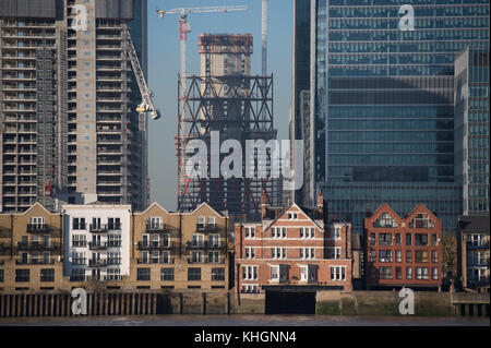 Canary Wharf, Londra, Regno Unito. 17 novembre 2017. Mattina invernale limpida e croccante nei docklands di Londra con grattacieli di Canary Wharf contro il cielo blu. Il Diamond Tower 58 piano grattacielo residenziale in costruzione. Credit: Malcolm Park/Alamy Live News. Foto Stock