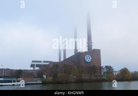 Wolfsburg, Germania. 17 novembre 2017. I camini della centrale elettrica Volkswagen fotografati nella nebbia nella sede centrale dell'azienda a Wolfsburg, Germania, il 17 novembre 2017. Il Consiglio di vigilanza della Volkswagen si è riunito per discutere del prossimo piano di budget del colosso automobilistico. Il produttore di auto mira ad avere i suoi piani di investimento per i prossimi cinque anni approvati dai controllori. Credito: dpa Picture Alliance/Alamy Live News Foto Stock