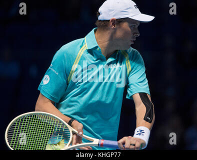 O2, Londra, Regno Unito. 17 novembre 2017. 6° giorno delle finali ATP Nitto, doppio pomeriggio, Bob Bryan (USA) e Mike Bryan (USA) contro Oliver Marach (AUT) e Mate Pavic (CRO). Credit: Malcolm Park/Alamy Live News. Foto Stock