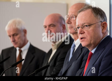 Wolfsburg, Germania. 17 Nov 2017. Il presidente del consiglio di amministrazione della Volkswagen AG, Matthias Muller (da sinistra a destra), il presidente del consiglio dei lavoratori della Volkswagen, Bernd Osterloh, il presidente del consiglio di vigilanza della Volkswagen, Hans Dieter Potsch e il presidente dello stato della bassa Sassonia, Stephan Weil, Intervenendo alla stampa durante la riunione del Consiglio di sorveglianza di VW a Wolfsburg, Germania, 17 novembre 2017. Il consiglio di vigilanza della Volkswagen si è riunito per discutere il prossimo piano di bilancio del gigante automobilistico. Credit: dpa Picture Alliance/Alamy Live News Foto Stock