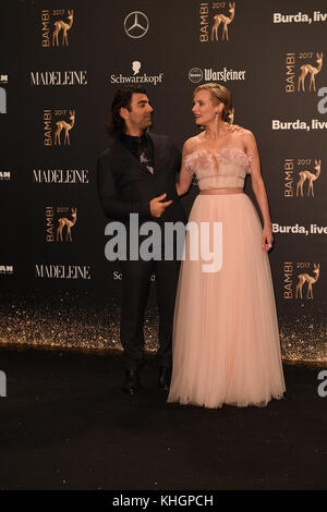 Berlino, Germania. 16 novembre 2017. L'attrice Diane Kruger e il regista del film "in the Fade", Fatih Akin, arrivano alla cerimonia di premiazione della 69a edizione del premio Bambi media a Berlino, Germania, 16 novembre 2017. Crediti: Britta Pedersen/dpa/Alamy Live News Foto Stock