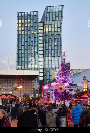 Amburgo, Germania. 17 novembre 2017. Primi visitatori al mercatino di Natale "Santa Pauli" di Amburgo, Germania, 17 novembre 2017. Sullo sfondo, si possono vedere le torri della Reeperbahn. Crediti: Georg Wendt/dpa/Alamy Live News Foto Stock