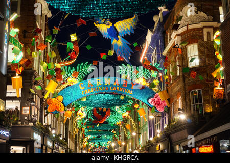 Le luci di Natale su Carnaby Street, Londra England Regno Unito Regno Unito Foto Stock