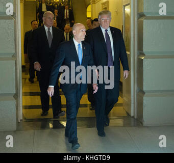 Washington, Stati Uniti. 16 novembre 2017. Il presidente degli Stati Uniti Donald J. Trump arriva a Capitol Hill a Washington, DC, per parlare alla House RepublicanConference il 16 novembre 2017. Credito: Chris Kleponis/CNP - NESSUN SERVIZIO DI TELECOMUNICAZIONE - credito: Chris Kleponis/foto notizie consolidate/Chris Kleponis - CNP/dpa/Alamy Live News Foto Stock