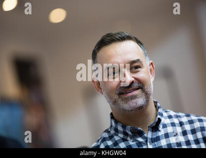 Birmingham, Regno Unito. Xviii Nov, 2017. Gavin Emmett un commentatore da BT Sport parlando di Niall McKenzie circa 2018 piani Credito: Steven roe/Alamy Live News Foto Stock