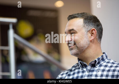 Birmingham, Regno Unito. Xviii Nov, 2017. Gavin Emmett un commentatore da BT Sport parlando di Niall McKenzie circa 2018 piani Credito: Steven roe/Alamy Live News Foto Stock