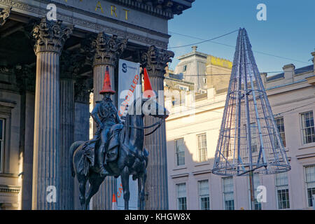 Glasgow, Scozia, Regno Unito 18 novembre. Hoax pagina Facebook in cui si afferma che l'evento è cancellato mentre Glasgow si prepara all'accensione delle luci di natale domenicale in george Square l'uomo del cono Gallery of Modern Art inquadra un banner tempestivo cancellato mentre le luci di natale rispecchiano il suo marchio. Credit Gerard Ferry/Alamy News Foto Stock