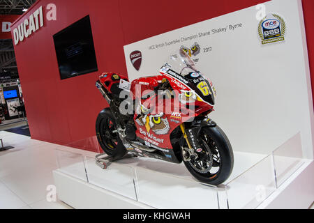 Birmingham, Regno Unito. Xviii Nov, 2017. Shane Byrne britannico campionato Superbike Ducati vincitore sul display questa moto ha preso lui al suo sesto titolo Credito: Steven roe/Alamy Live News Foto Stock