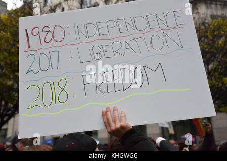 Strand, Londra, Regno Unito. 18 novembre 2017 gli zimbabwesi organizzano una grande protesta fuori dall'ambasciata dello Zimbabwe contro Robert Mugabe. Crediti: Matthew Chattle/Alamy Live News Foto Stock