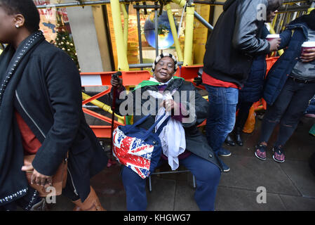 Strand, Londra, Regno Unito. 18 novembre 2017 gli zimbabwesi organizzano una grande protesta fuori dall'ambasciata dello Zimbabwe contro Robert Mugabe. Crediti: Matthew Chattle/Alamy Live News Foto Stock