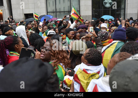 Strand, Londra, Regno Unito. 18 novembre 2017 gli zimbabwesi organizzano una grande protesta fuori dall'ambasciata dello Zimbabwe contro Robert Mugabe. Crediti: Matthew Chattle/Alamy Live News Foto Stock